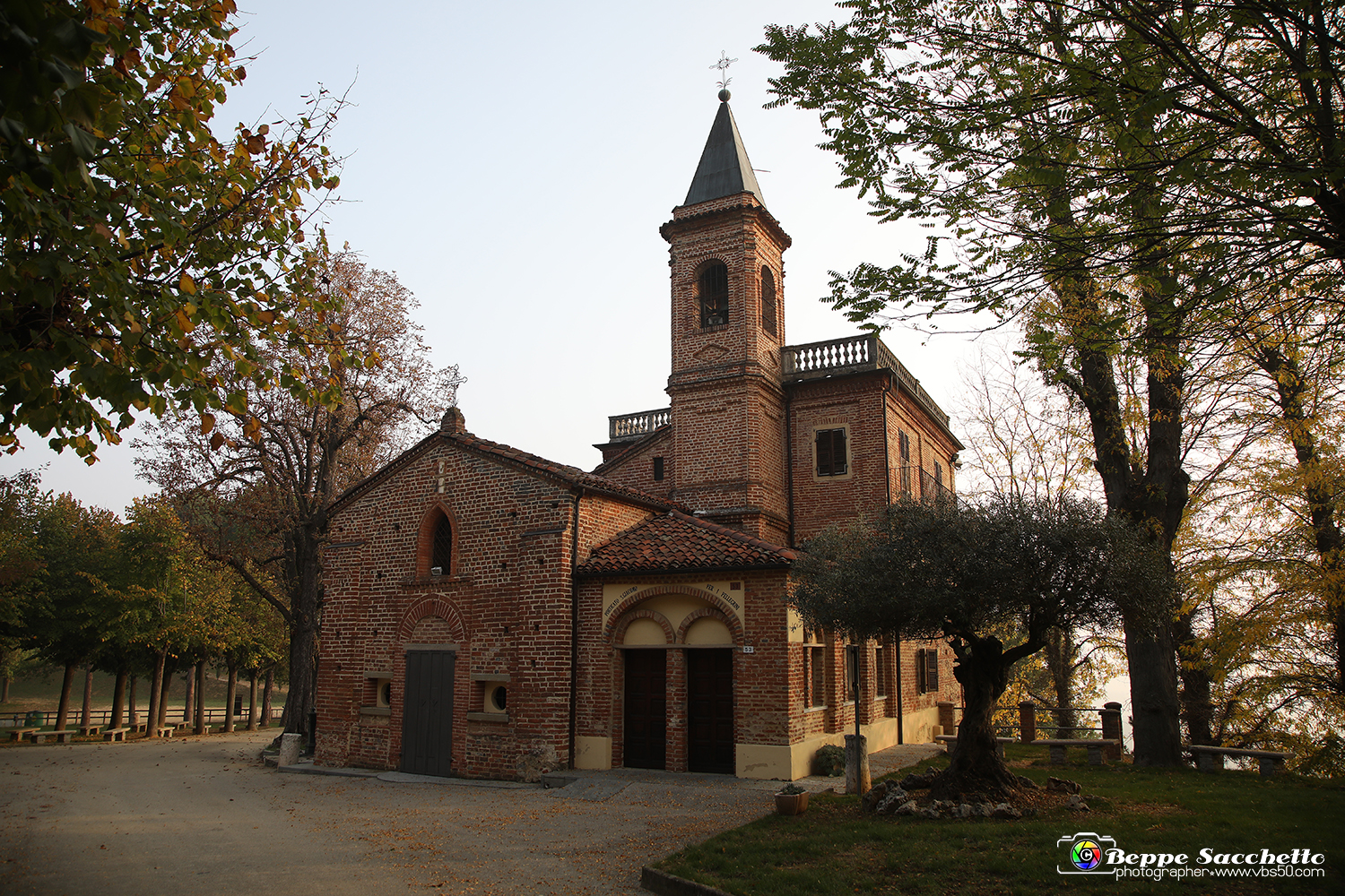 VBS_0916 - I Piloni della Via Crucis del Sacro Monte di Montà d'Alba.jpg